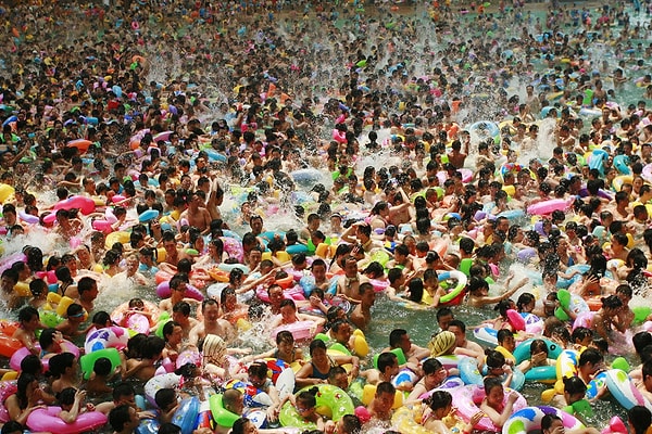 7. А это люди в бассейне в китайском городе Суйнин 27 июля 2008 года.