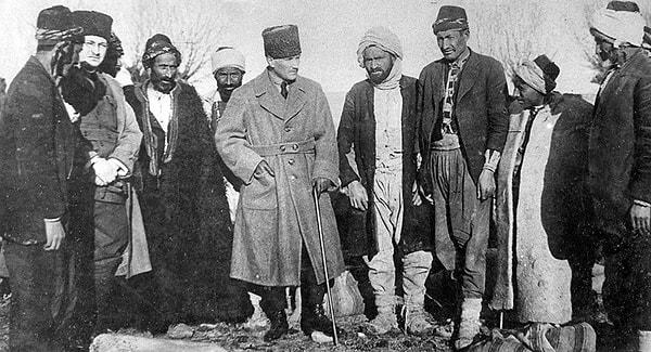 4) 3 soru bildim diye sevinme hemen. Söyle bakalım Mustafa Kemal Atatürk hangi makamda bulunmamıştır?