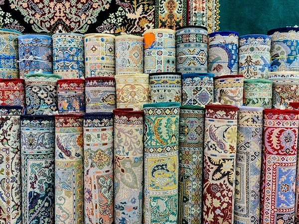 8. Тапочки, ковры и коврики, одежда, украшения, люди, дома, дороги и города... Все здесь очень красочно.