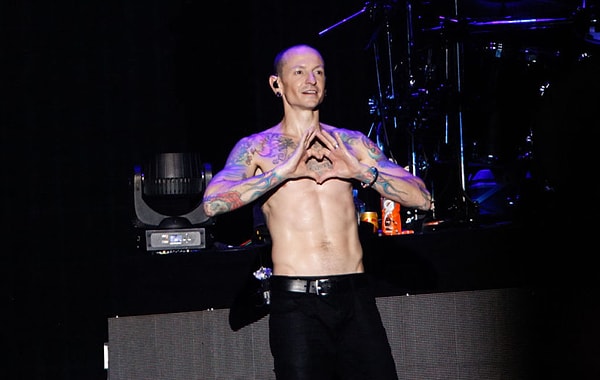 Однако самый лучший способ почтить память Честера Беннингтона — позаботиться о тех, кто вас окружает. Кто знает, быть может, и они борются со своими внутренними демонами, нуждаясь в помощи.