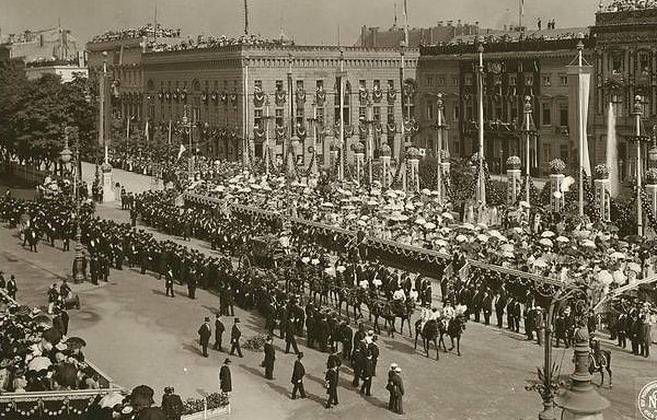 10. А тут запечатлен...