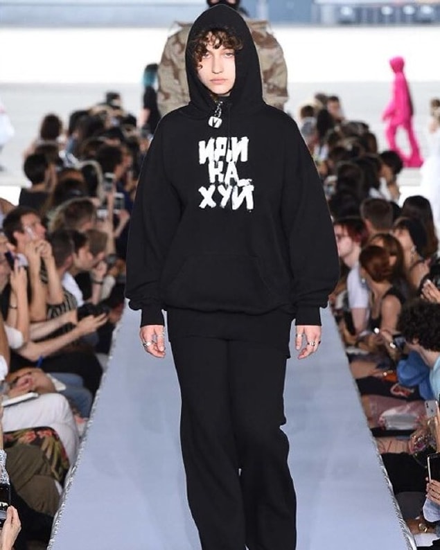 Geçtiğimiz haftalarda Paris Couture Moda Haftası'nda ünlü marka Vetements'in defilesinde yürüdü.
