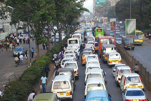 9. Kenya'da motorlu araçlar haftada iki gün yasaklanıyor.