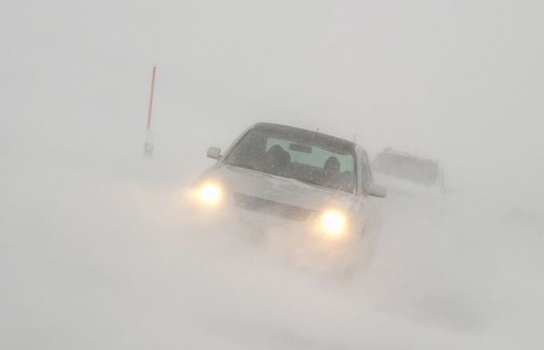 1. Представьте, что вы находитесь в отдалении от населенного пункта. Снега нападало так много, что машина застряла на дороге. Что будете делать?
