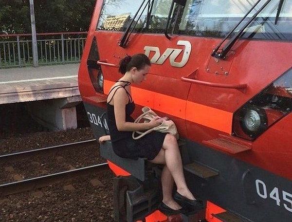 1. Зачем далеко ходить, если можно ждать поезда прямо здесь?