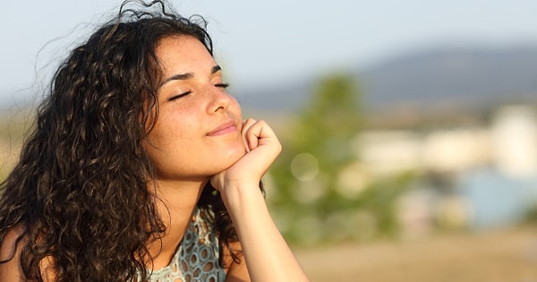 14. Понятно, что быть счастливым 24 часа в сутки просто невозможно. Однако мы точно должны бороться с негативными мыслями, ведь изменяя свое сознание, мы изменяем мир вокруг нас.