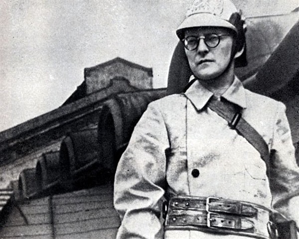 10. Дмитрий Шостакович на дежурстве в пожарной дружине, Ленинград, июль 1941 года.