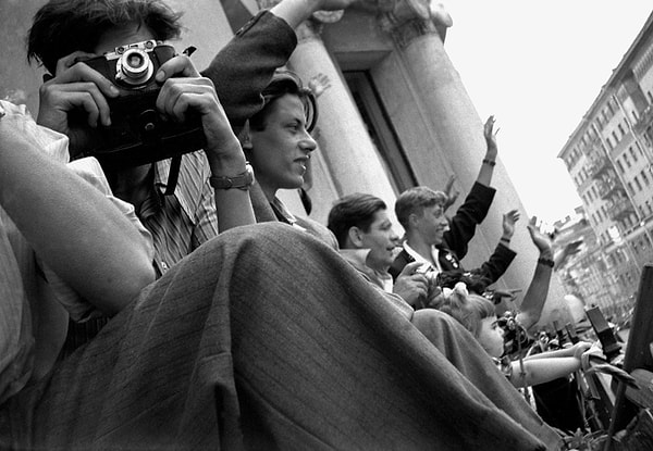 10. "Фотографы-энтузиасты на балконе" (1957 год)