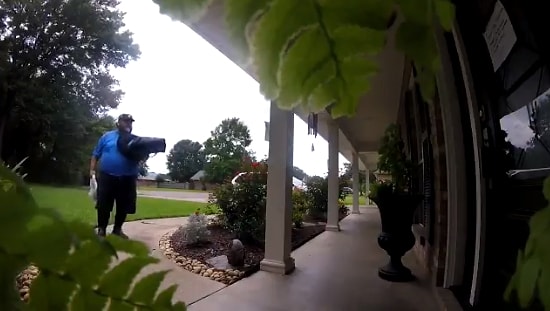 Kapıya Bırakılan Notu Dikkate Alarak Zile Basmayan Kuryenin Çığlık Atarak Sipariş Teslim Ettiği Efsane Anlar