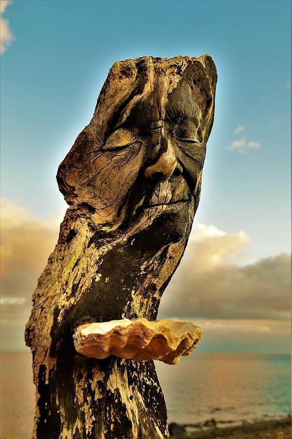 11. "Bu odun heykel, yaşlanan bir kadının zarafetini gösteriyor."