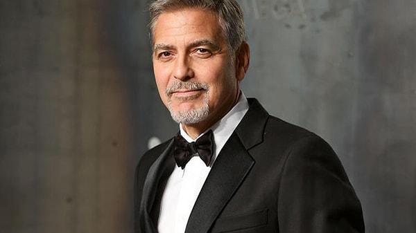 Yazları Bodrum'daki yazlığına gidip genç kadınlarla takılan sırtlan zengin iş adamı George Clooney...