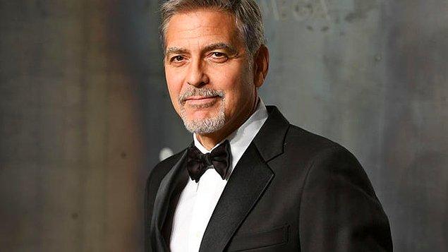 Yazları Bodrum'daki yazlığına gidip genç kadınlarla takılan sırtlan zengin iş adamı George Clooney...