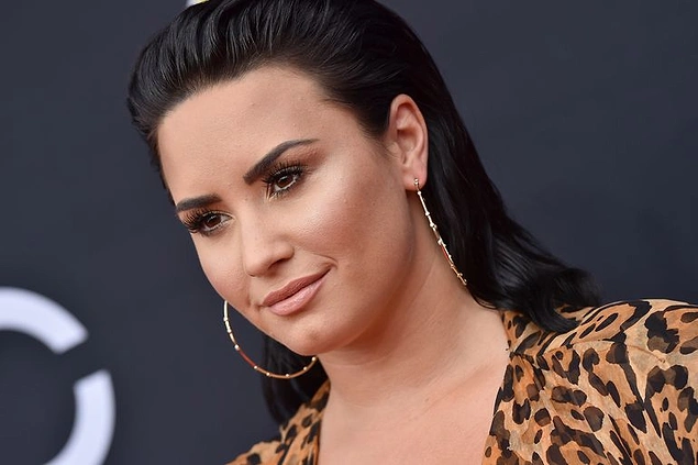 Unlu Sarkici Demi Lovato Yuksek Doz Eroin Sebebiyle Hastaneye Kaldirildi Onedio Com