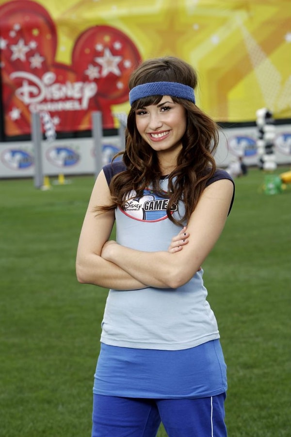 8. В недавнем документальном фильме, который рассказывает о борьбе Деми Ловато с наркотиками, певица призналась, что начала баловаться наркотиками еще тогда, когда была звездой канала Disney.