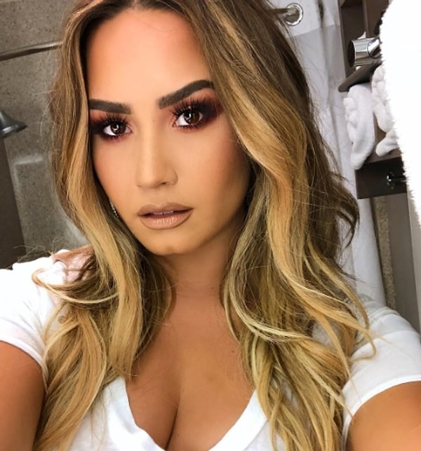 1. Врачи нашли певицу без сознания и откачали ее Налоксоном — антидотом, который применяется при передозировках опиоидами — после чего доставили Деми Ловато в больницу.