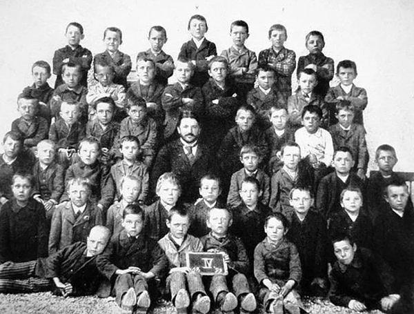 23. Hitler'in 1899 yılında 4. sınıfta arkadaşlarıyla çekildiği okul fotoğrafı...