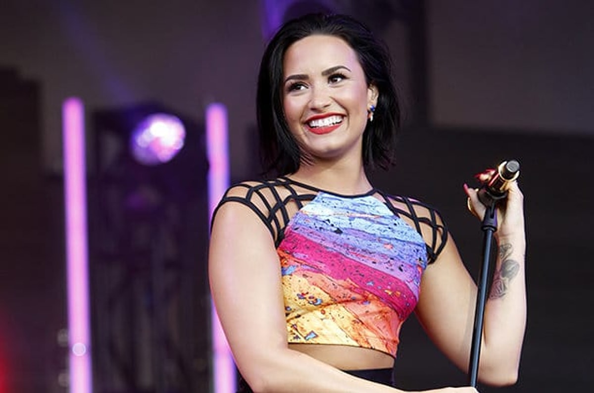 Unlu Sarkici Demi Lovato Yuksek Doz Eroin Sebebiyle Hastaneye Kaldirildi Onedio Com