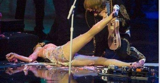 10 самых известных фейлов знаменитостей на сцене