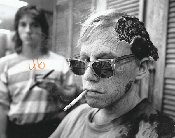 8. Брэд Гринквист решил устроить перекур на съемках «Кладбища домашних животных», 1989 год.