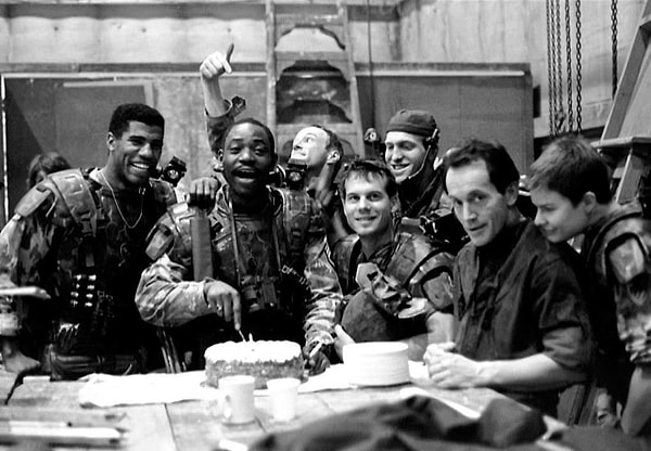 13. Вся съемочная группа «Чужого» собралась, чтобы отпраздновать день рождения Эла Мэттьюса, после тяжелого рабочего дня.