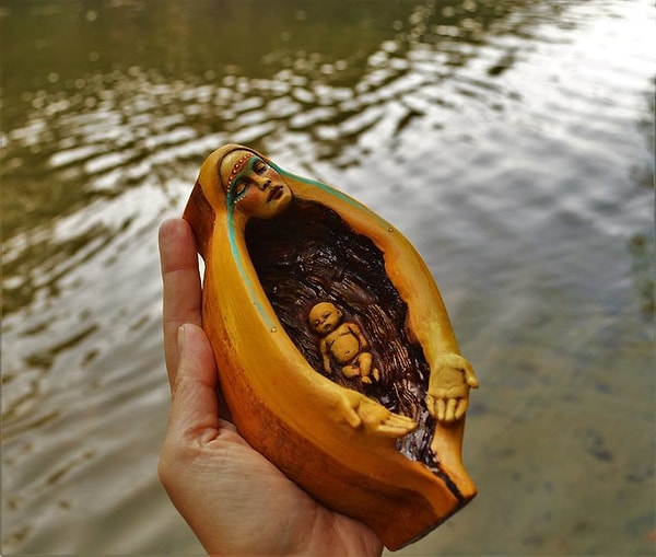 12. "Женщина-лодка"