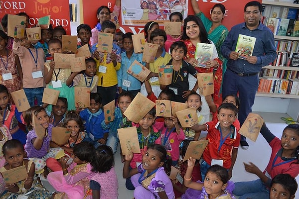 После чего в течение 40 минут они читают рассказы на эту тему.