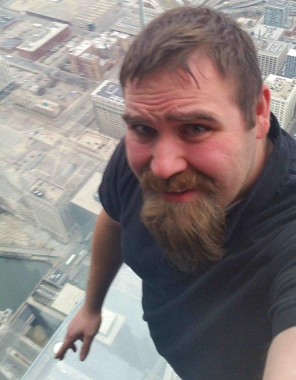 1. "Yükseklikten inanılmaz bir şekilde korkuyorum... Şikago'da bulunan Skydeck'e gittim. Bilmeyenler için Skydeck bir şehir balkonu. Yavaş yavaş kenarına kadar gittim ve bütün cesaretimi toplayıp bu fotoğrafı çektim. Fotoğrafı görene kadar geçtiğini düşündüm ama..."
