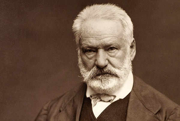 Ваш идеальный собеседник за кружкой чая — Виктор Гюго!