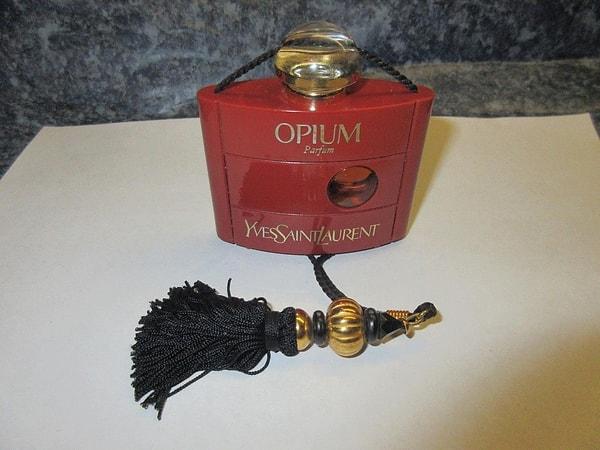 Ateş gibisin! Kişiliğini anlatan parfüm, Yves Saint Laurent'in Opium'u çıktı!