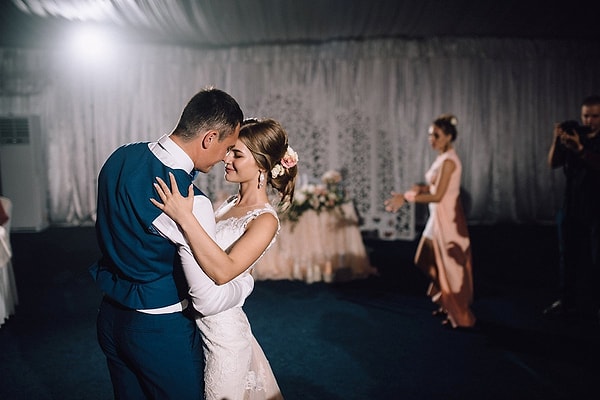 Для вашего свадебного танца идеально подойдет песня Адель — "Make You Feel My Love".