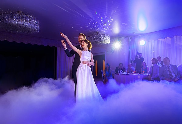 Для вашего свадебного танца идеально подойдет песня Джеймса Бланта — " You're Beautiful".