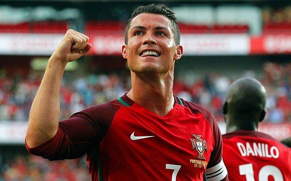 1. Cristiano Ronaldo - [750 bin dolar]