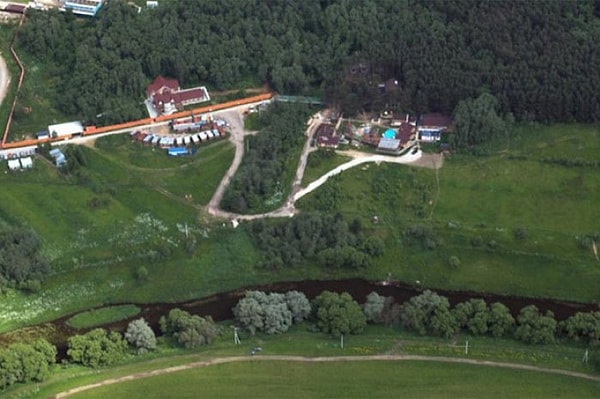 6. На площадке реалити-шоу уже слышен шум от строительства.