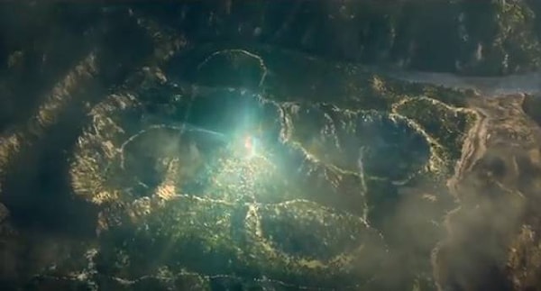 4. "Джуманджи: Зов джунглей": когда камера удаляется в конце фильма, можно увидеть, что джунгли напоминают игровое поле из оригинального фильма.