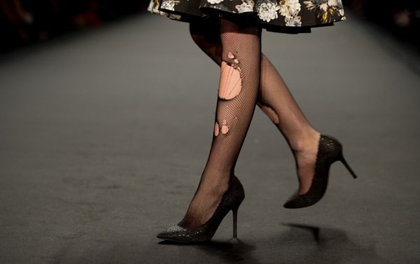 10. Вы продолжаете носить колготки с дырками 😝