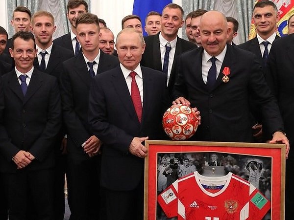 В положении министерства спорта о присвоении званий говорится о том, что получить ЗМС можно можно за призовое место на Олимпийских играх или первое место на чемпионате мира, кубке мира, чемпионате Европы или кубке Европы.