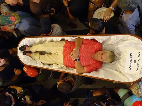 Любой гражданин Испании, когда-либо оказавшийся на волосок от смерти, в этот день имеет право приехать в Лас-Невес и по собственной воле лечь в гроб.