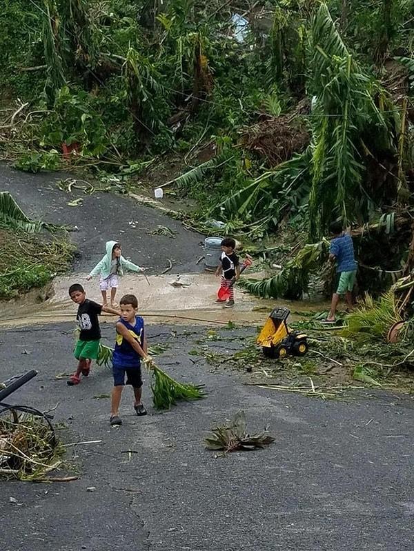 12. Porto Riko'da oyuncak kamyonlarıyla yolları temizlemeye yardım eden çocuklar: