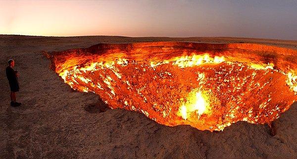 9. Bu cehennem değil, Türkmenistan'da bir doğal gaz arazisi: