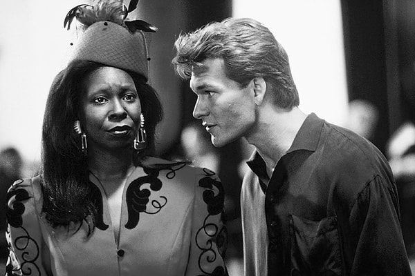 2. А как насчет костюма Оды Мей Браун из фильма "Привидение", в котором она блистала в банке? Какого он был цвета?