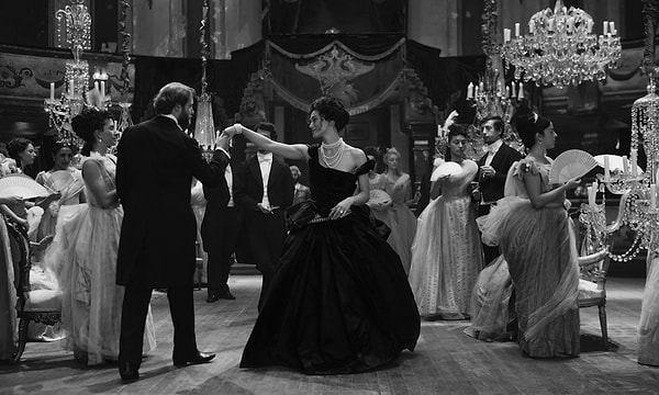 9. В какого цвета платье блистала на балу Анна Каренина из одноименного фильма?