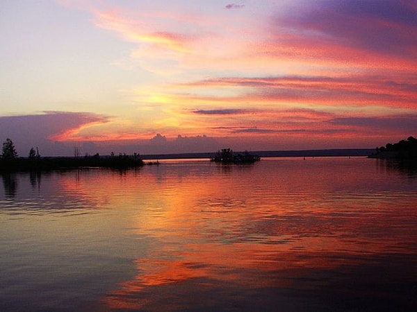 2. Какая страна из представленных граничит с наибольшим количеством государств?