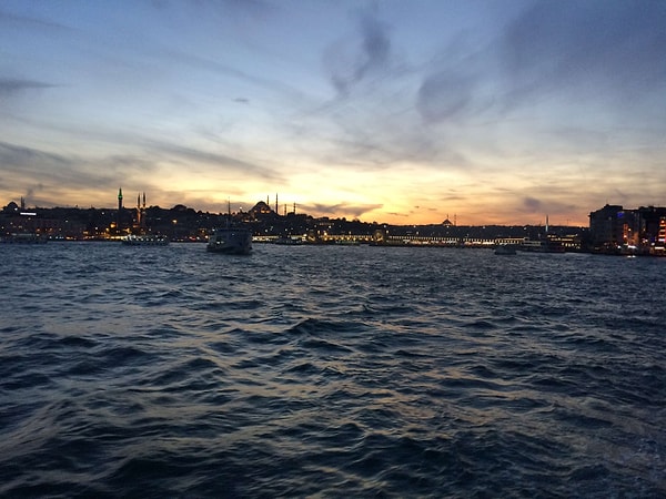 7. "Несчастная любовь - это как... боль в горле. Вполне совместимая с жизнью, просто неприятно, но и не думать о ней невозможно. Помогает ненадолго чай с лимоном и медом, а еще - время и молчание. Когда говоришь, только больнее становится - даже дыхание перехватывает. Поэтому лучше сесть и записать. С каждой буквой наболевшее становится отболевшим. Правда, сразу этого не почувствовать - эффект наступает чуть позже"