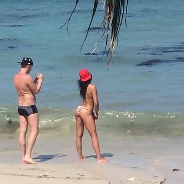 25. Главное выставить попу. Это основа всех снимков в Инстаграме