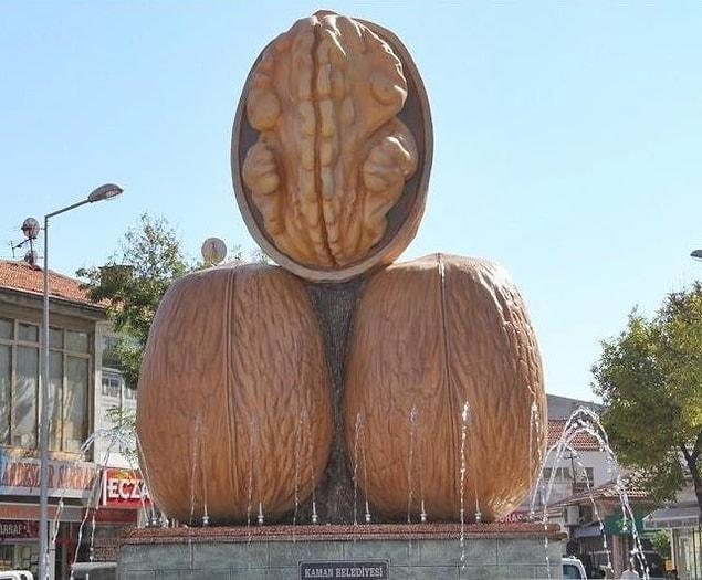 2. Kaman'daki ceviz heykeli
