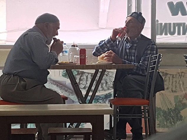Usta, buraya iki ıslak hamburger daha.