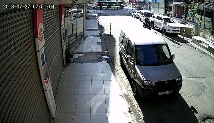 Sokakta Yürüyen Kadına Arkadan Tekme Atan Vicdansız Motorcu