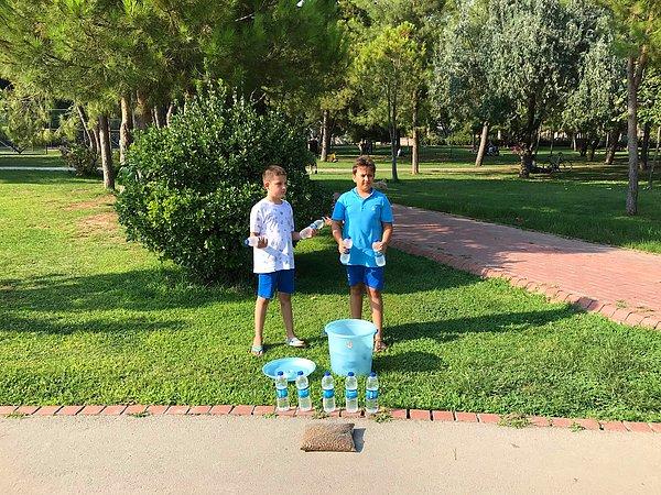 Ailelerinden aldıkları harçlıklarla su satın alan iki arkadaş, parkta bu şişeleri 1 lira ya da 75 kuruştan satışa sunuyor.