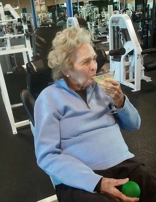 3. "Клиентке зала моего отца сегодня стукнуло 99. Она крута"