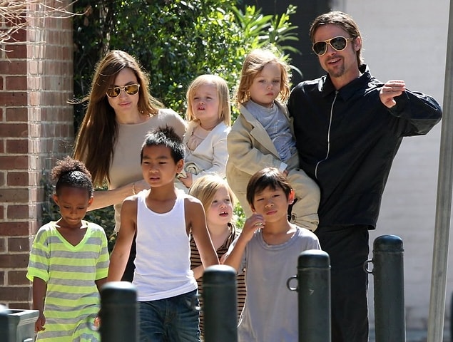 14. Herkes Jennifer Aniston'ı çabuk unutmuş, medyanın en çok ilgi çeken çiftine 'Brangelina' ismini takmıştı... 2014 yılında bu ilişkiyi evlilikle taçlandıran çiftin 3'ü biyolojik olmak üzere 6 tane çocuğu da bulunuyordu. Ancak ne olduysa oldu, dünyanın en gözde çifti boşanmaya karar verdi.